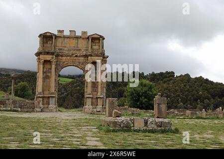 Arc de triomphe de Caracalla dans l'ancienne ville romaine de Djemila en Algérie Banque D'Images