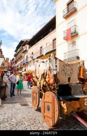 Marché aux puces médiévale à la place principale. Journées Médiévales, Sigüenza, province de Guadalajara, Castille La Manche, Espagne. Banque D'Images