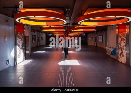 Laeken, Bruxelles capitale, Belgique - 12 mai 2024 - Corridor avec lumières décoratives orange au métro de Pannenhuis Banque D'Images