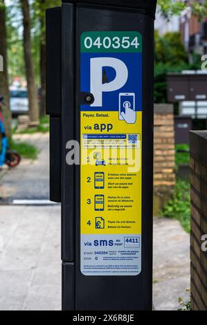 Laeken, Bruxelles capitale, Belgique - 12 mai 2024 - distributeur automatique de tickets de parking public Banque D'Images