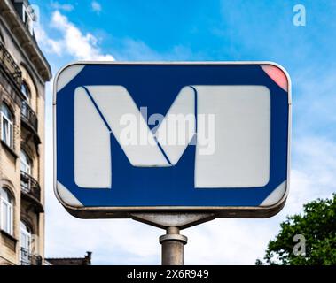Laeken, Bruxelles capitale, Belgique - 12 mai 2024 - panneau bleu du réseau de métro de Bruxelles MIVB-STIB Banque D'Images