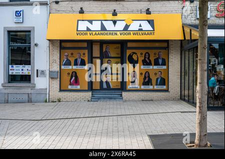 Vilvoorde, Brabant flamand, Belgique - 14 mai 2024 - façade et affiches de campagne au siège du parti politique NVA Banque D'Images