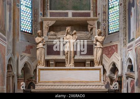 Tombeau de saint catholique sculpté dans le marbre à l'intérieur de l'église italienne Banque D'Images