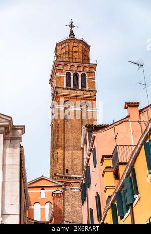 Campo Santo Stefano est une place de la ville près du Ponte dell'Accademia, dans le sestiere de San Marco, Venise, Italie. Banque D'Images