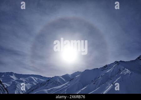 Halo efect dans la montagne, témoin avec de la neige dans l'Himalaya. Paysage sur Hemis NP, Cachemire en Inde. Halo est un anneau ou une lumière qui se forme autour du soleil Banque D'Images