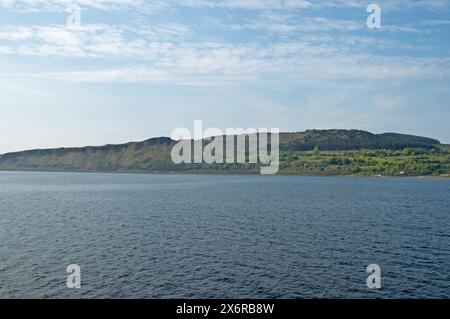 Vue sur le Firth of Clyde jusqu'au continent écossais depuis le ferry, île d'Arran, Écosse, Royaume-Uni - semble presque une peinture. Banque D'Images