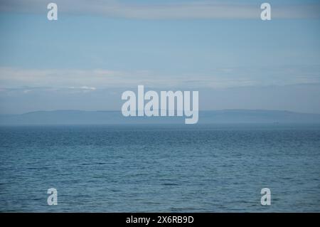 Vue sur le Firth of Clyde jusqu'au continent écossais de Lamlash, île d'Arran, Écosse, Royaume-Uni - Almsot semble une peinture avec ces doux, subtils Banque D'Images