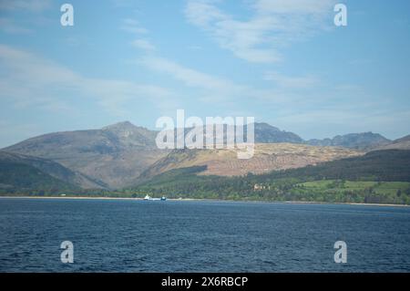 Vue sur le Firth of Clyde jusqu'au continent écossais depuis le ferry, île d'Arran, Écosse, Royaume-Uni Banque D'Images