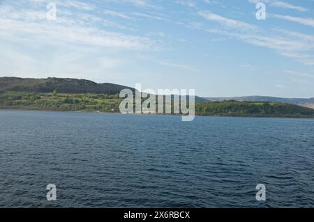 Vue sur le Firth of Clyde jusqu'au continent écossais depuis le ferry, île d'Arran, Écosse, Royaume-Uni Banque D'Images