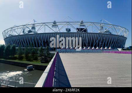 Vue grand angle du stade olympique, à côté de la rivière Lee, dans le parc olympique Queen Elizabeth II, pendant les Jeux paralympiques de Londres 2012. Banque D'Images