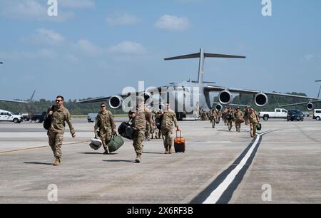 Les aviateurs du 15th Expeditionary Airlift Squadron sont accueillis chez eux par leur famille et leurs amis sur la ligne de vol à joint base Charleston, South Carolin Banque D'Images