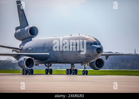 KC-10A Extender Tail 84-0191 taxis sur la ligne de vol à la base aérienne de Wright-Patterson, Ohio, le 14 avril 2024. Queue 84-0191 a terminé son dernier flig Banque D'Images