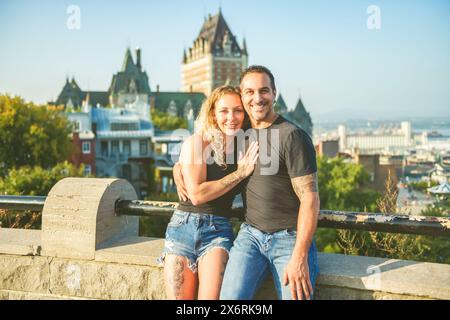 Les touristes de voyage estivaux du Québec se couplent devant le Château Frontenac, Vieux-Québec. Banque D'Images