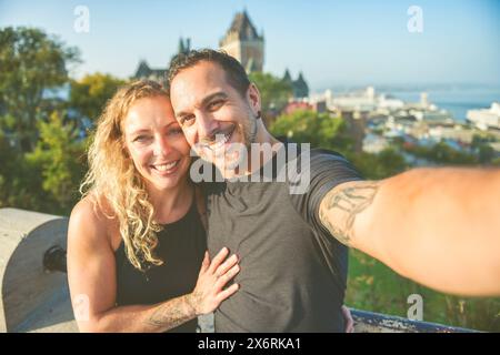 Les touristes de voyage estivaux du Québec se couplent devant le Château Frontenac, Vieux-Québec. Banque D'Images