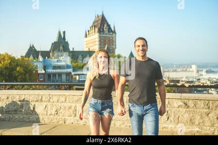 Les touristes de voyage estivaux du Québec se couplent devant le Château Frontenac, Vieux-Québec. Banque D'Images