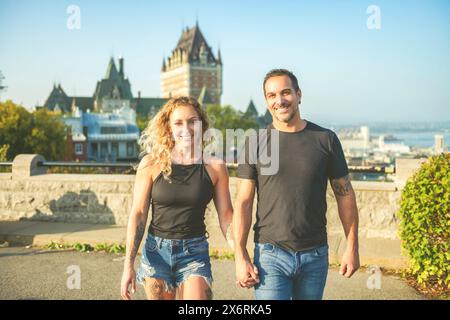 Les touristes de voyage estivaux du Québec se couplent devant le Château Frontenac, Vieux-Québec. Banque D'Images