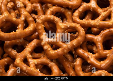 Bretzels en forme de coeur salés plein format comme arrière-plan gros plan Banque D'Images