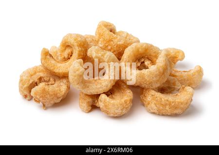 Croûte de porc frite traditionnelle isolée sur fond blanc de près Banque D'Images