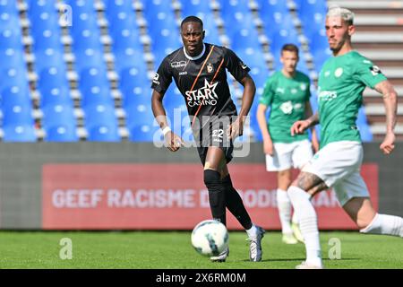 Souleymane Anne (22 ans) de KMSK Deinze photographié lors d'un match de football entre KMSK Deinze et SK Lommel dans la finale des play offs promotionnels - deuxième manche de la saison Challenger Pro League 2023-2024 , le lundi 12 mai 2024 à Deinze , Belgique . PHOTO SPORTPIX | David Catry Banque D'Images