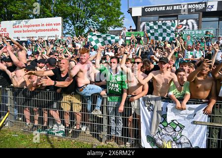 Deinze, Belgique. 12 mai 2024. Les fans et supporters de Lommel photographiés lors d'un match de football entre KMSK Deinze et SK Lommel dans la promotion play offs finales - deuxième manche de la saison Challenger Pro League 2023-2024, le lundi 12 mai 2024 à Deinze, Belgique . Crédit : Sportpix/Alamy Live News Banque D'Images