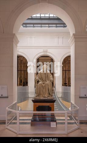Paris, France - 05 10 2024 : Bibliothèque nationale de France : Voltaire sculpté par Jean-Antoine Houdon Banque D'Images