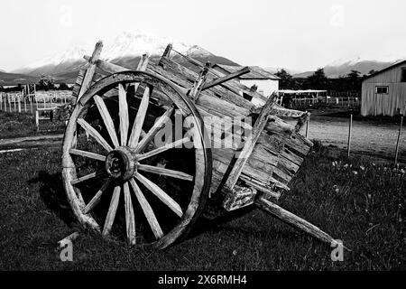 Chariots traditionnels en bois utilisés sur l'Estancia Nibepo Aike dans le parc national Los Glaciares. Banque D'Images