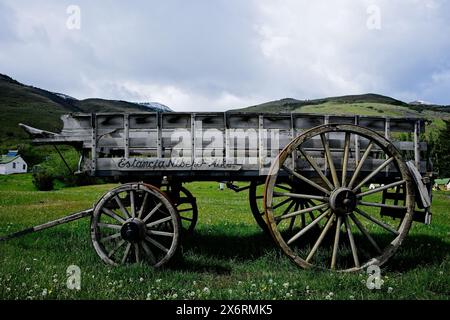 Chariots traditionnels en bois utilisés sur l'Estancia Nibepo Aike dans le parc national Los Glaciares. Banque D'Images