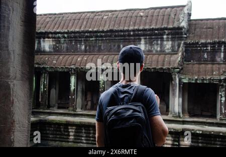 Touriste caucasien méconnaissable dans les ruines du temple d'Angkor Wat Banque D'Images