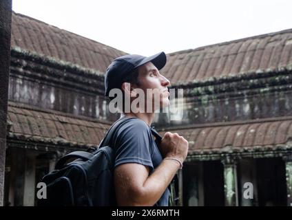 Touriste caucasien dans les ruines du temple d'Angkor Wat Banque D'Images