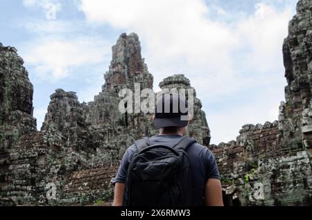 Angle bas d'un touriste européen méconnaissable dans les ruines du temple d'Angkor Wat Banque D'Images