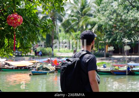 Homme voyageant à la voie navigable Hoi an. Tourisme sac à dos dans les pays tropicaux et exotiques Banque D'Images