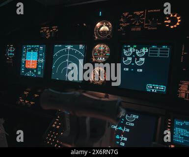 Vue du cockpit d'un avion pendant un vol de nuit avec tableaux de bord éclairés Banque D'Images