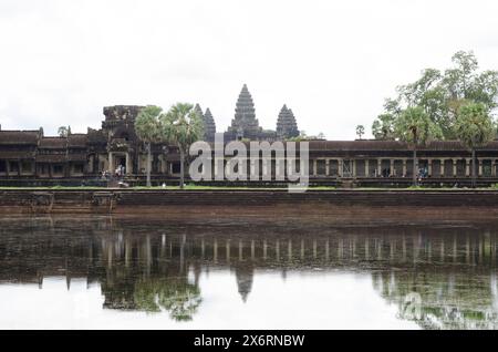 Ruines du temple bouddhiste antique d'Angkor Wat à Siem Reap, Cambodge. Reflet des temples dans l'eau du lac par une journée nuageuse Banque D'Images