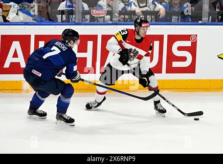 Prague, République tchèque. 16 mai 2024. Finlande vs Autriche Un match du Championnat mondial 2024 de l’IIHF, à Prague, en République tchèque, le 16 mai 2024. De gauche Oliwer Kaski de Finlande et Marco Rossi d'Autriche. Crédit : Katerina Sulova/CTK photo/Alamy Live News Banque D'Images