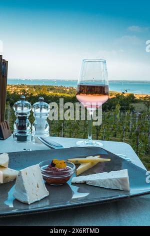 Vin, table de fromage sur le lac Balaton sur la colline dîner, déjeuner, rendez-vous romantique, pique-nique, manger sur la nature. Restaurant de vin Csopak crépuscule Banque D'Images