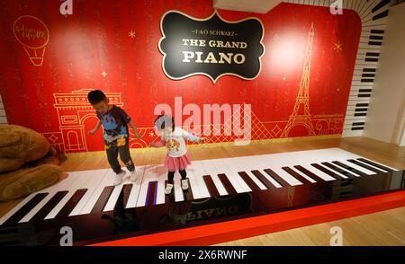 LA TOUTE PREMIÈRE FAO SCHWARZ OUVRE SES PORTES À PARIS Banque D'Images