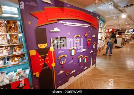 LA TOUTE PREMIÈRE FAO SCHWARZ OUVRE SES PORTES À PARIS Banque D'Images