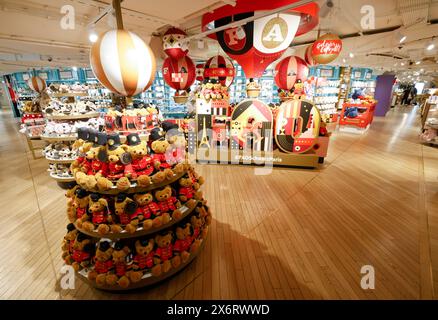 LA TOUTE PREMIÈRE FAO SCHWARZ OUVRE SES PORTES À PARIS Banque D'Images