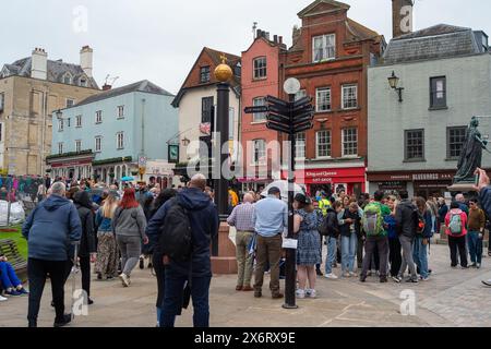 Windsor, Berkshire, Royaume-Uni. 16 mai, 2024.C'était une journée chargée aujourd'hui à Windsor, Berkshire que les touristes et les visiteurs sont venus regarder la relève de la garde. Les soldats marchent de Victoria Barracks au château de Windsor pour la relève de la garde. Les gardes aujourd'hui étaient la Garde du château de Windsor, la 12e compagnie Irish Guards avec le soutien musical de la bande de la brigade des Gurkhas. Crédit : Maureen McLean/Alamy Live News Banque D'Images