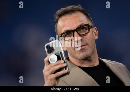 Rome, Italie. 15 mai 2024. Alessandro Del Piero tient son téléphone avant le match final de la Coppa Italia Atalanta BC et Juventus FC. Crédit : Nicolò Campo/Alamy Live News Banque D'Images