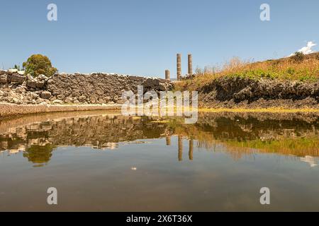 Enceinte de Zeus, la déesse Leto donne naissance à ses enfants jumeaux Artémis et Apollon à Délos, puis vient à l'endroit où la rivière Xanthos atteint t Banque D'Images