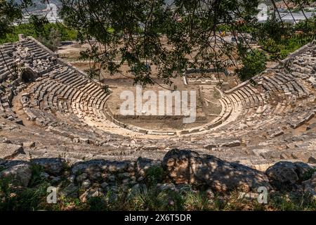 Enceinte de Zeus, la déesse Leto donne naissance à ses enfants jumeaux Artémis et Apollon à Délos, puis vient à l'endroit où la rivière Xanthos atteint t Banque D'Images