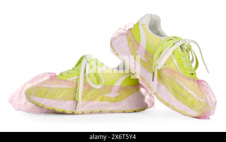 Baskets en couvre-chaussures roses isolées sur blanc Banque D'Images