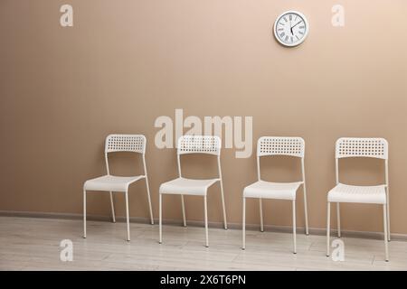 Beaucoup de chaises près du mur beige dans la salle d'attente à l'intérieur Banque D'Images