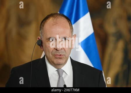 Prague, République tchèque. 16 mai 2024. Le ministre grec des Affaires étrangères Giorgos Gerapetrtis vu lors d'une conférence de presse conjointe à Prague. Le ministre grec des Affaires étrangères Giorgos Gerapetritis s'est rendu en République tchèque et a rencontré le ministre tchèque des Affaires étrangères Jan Lipavsky à Prague. Crédit : SOPA images Limited/Alamy Live News Banque D'Images