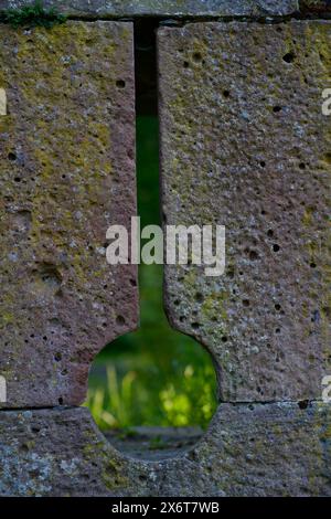 Fente de flèche dans le mur d'un château médiéval en Allemagne. Banque D'Images