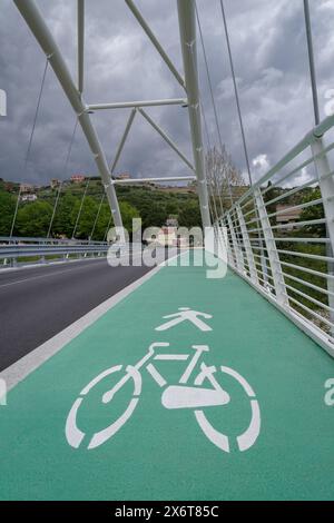 Piste cyclable sur le côté de la route de la ville Banque D'Images