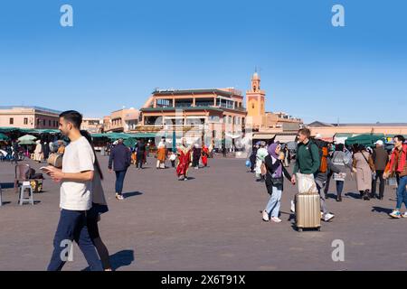 Place Jamaa el Fna à Marrakech, Mosquée Al-Koutoubia, tradition et coutumes antiques Maroc, grouillant de vie et de richesse culturelle, Marrakech, Moro Banque D'Images