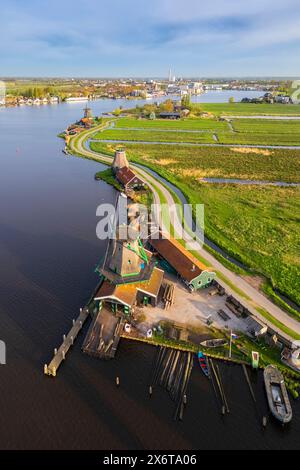 Vue aérienne des moulins à vent typiques de Zaanse Schans au printemps. Zaanse Schans, Hollande du Nord, Zaanstad municipalité, pays-Bas, Europe. Banque D'Images