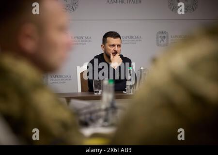 Kharkiv, Ukraine. 16 mai 2024. Le président ukrainien Volodymyr Zelenskyy est informé des combats le long des lignes de front par le personnel du commandant en chef suprême à Kharkiv, le 16 mai 2024, dans la région de Kharkiv, en Ukraine. Crédit : Présidence ukrainienne/Bureau de presse présidentiel ukrainien/Alamy Live News Banque D'Images